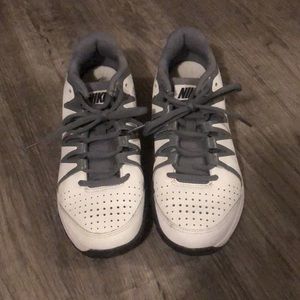 Nike court tennis shoes Sz7.5